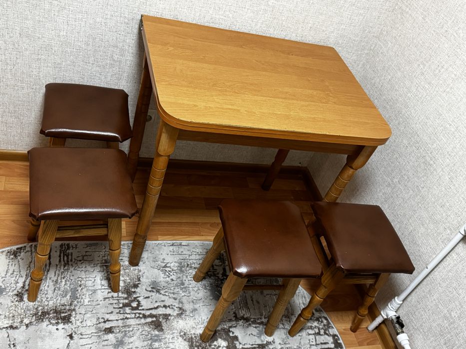 Кухонный стол со стульями