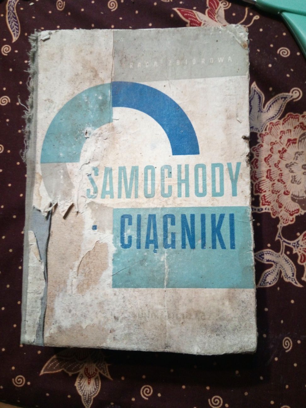 99. Stara książka z 1968 ,, Samochody i ciągniki" podręcznik dla ZSZ