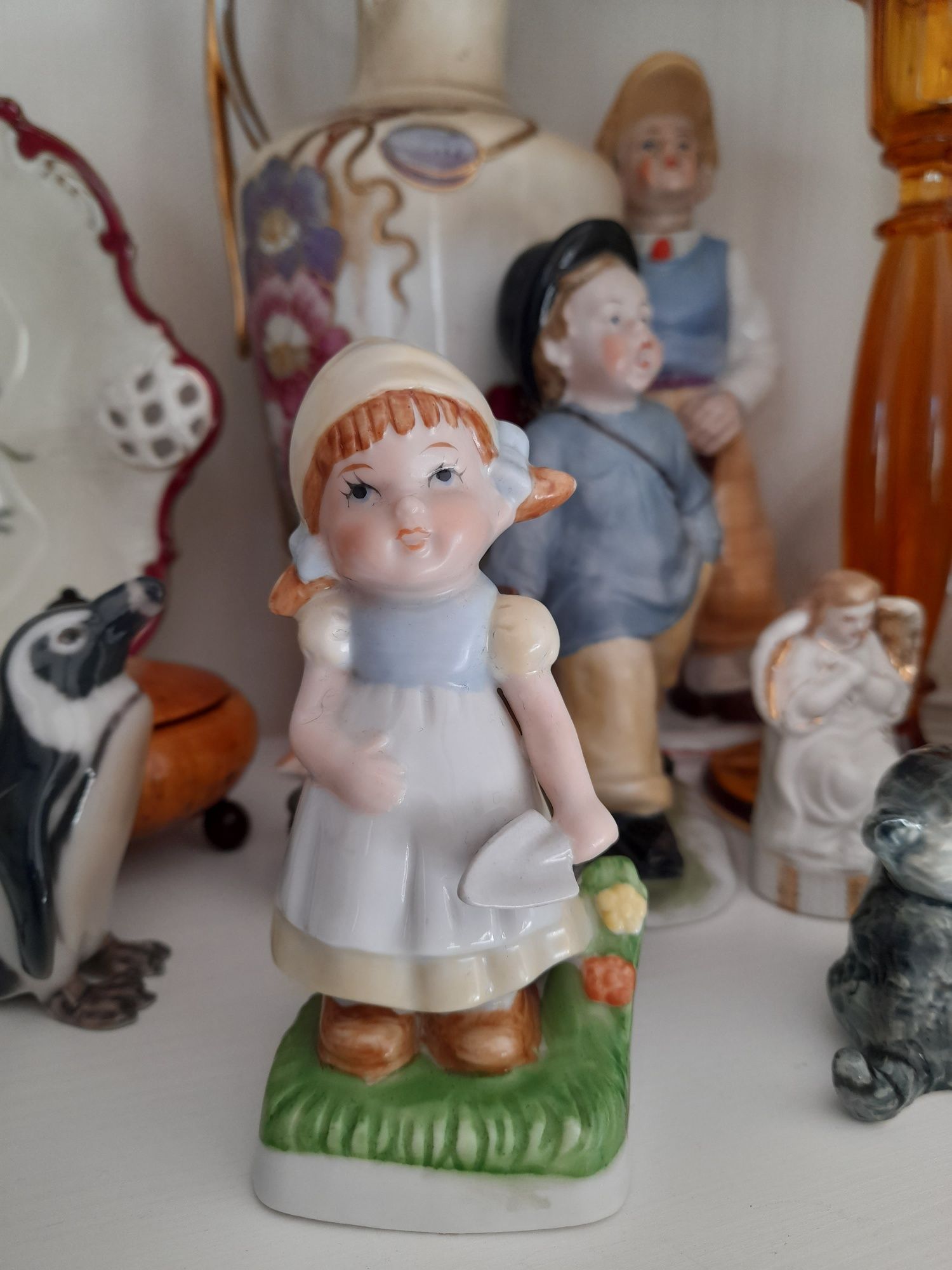 porcelanowa figurka dziewczynki sygnowana