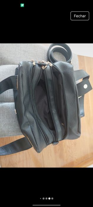 Mala preta com detalhes em dourado