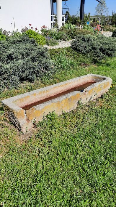 Koryta granitowe, piaskowce. Donice