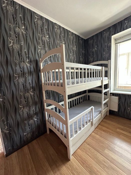 Продається двоярусне дитяче ліжко з матрацами.