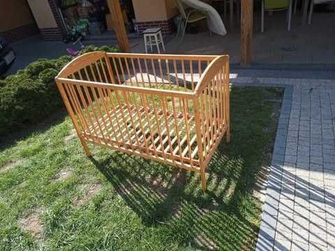 Drewniane łóżeczko dziecięce z materacem