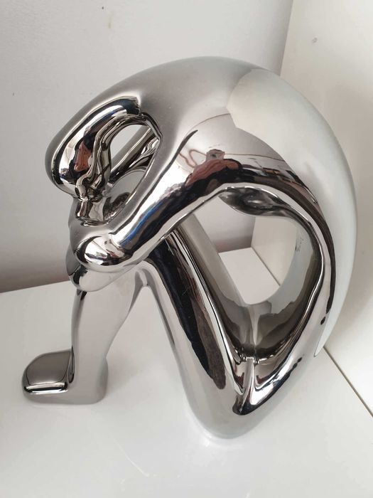 Estatueta "Mulher com a cabeça para baixo"