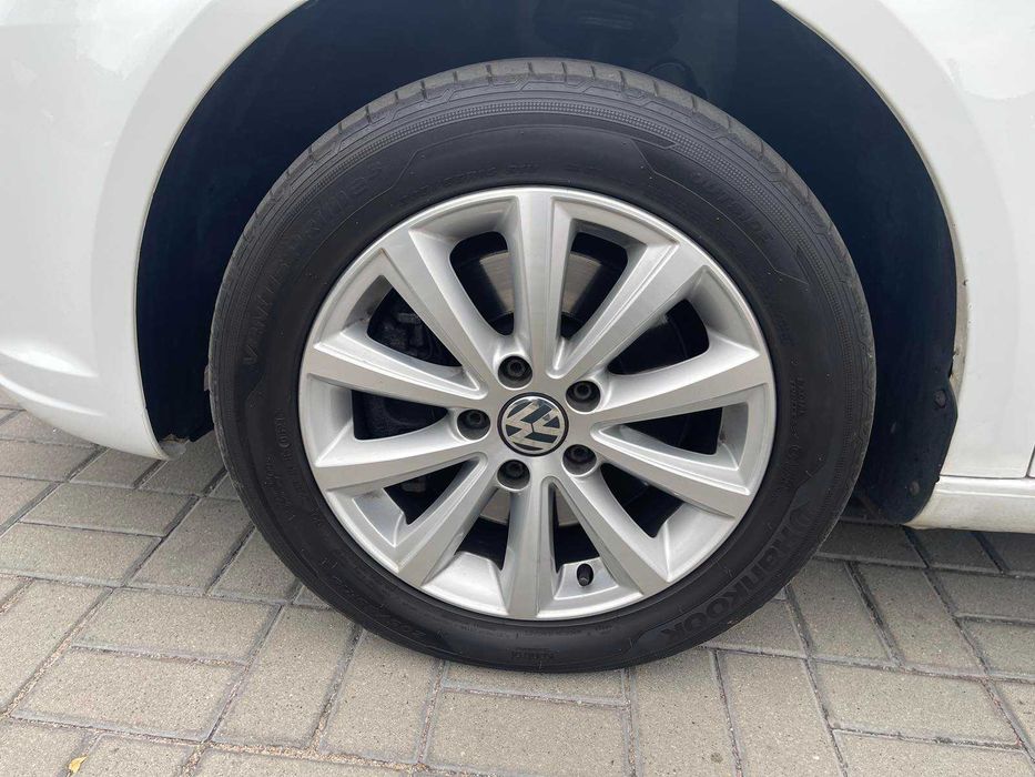 Volkswagen Touran 2015 2,0 TDI в идеале HighLine.