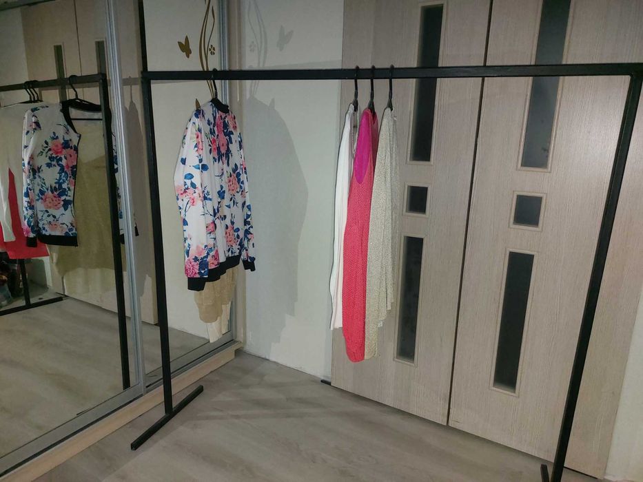 Стійка вішак для одягу