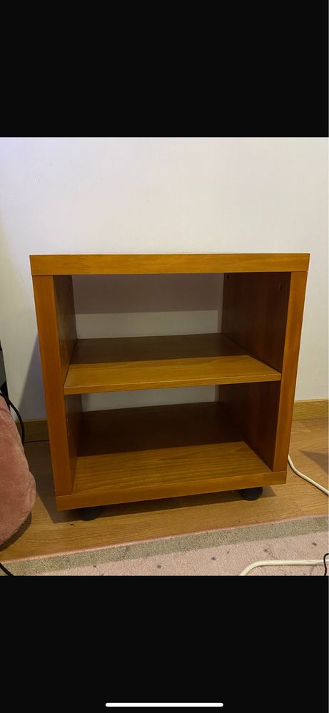 Mesa de cabeceira ou mesa de apoio com rodas