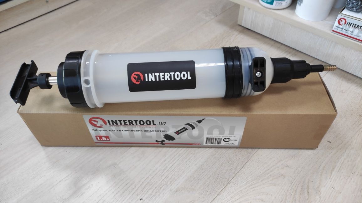 Шприц для технических жидкостей 1.5л INTERTOOL AT-3072