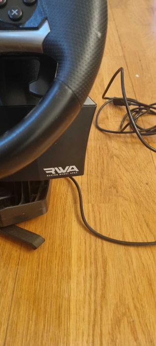 Volante, mudanças e pedais para a Playstation 4 da RWA