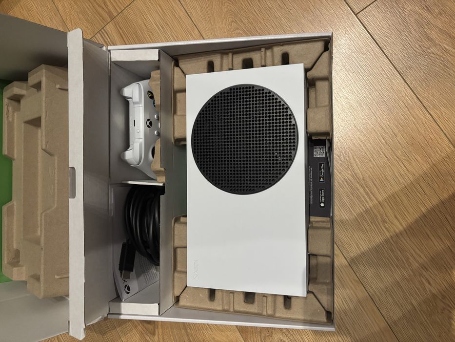 Konsola XBOX Series s + dwa pady + ładowarka do akumulatorków