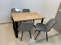 (611) Stół na metalowych nogach + 4 krzesła, nowe 1250 zł