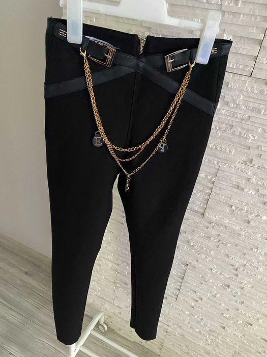 Esperanto piękne spodnie dopasowane z ozdobnym łańcuszkiem