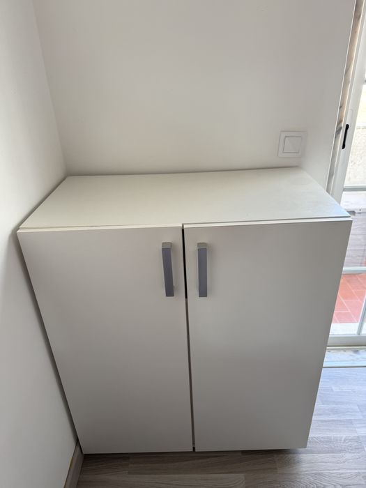 Armário branco de duas portas