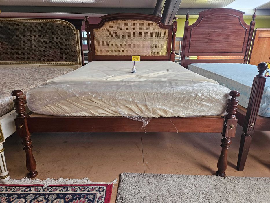 Cama em madeira maciça com cabeceira em palhinha, estrado e co