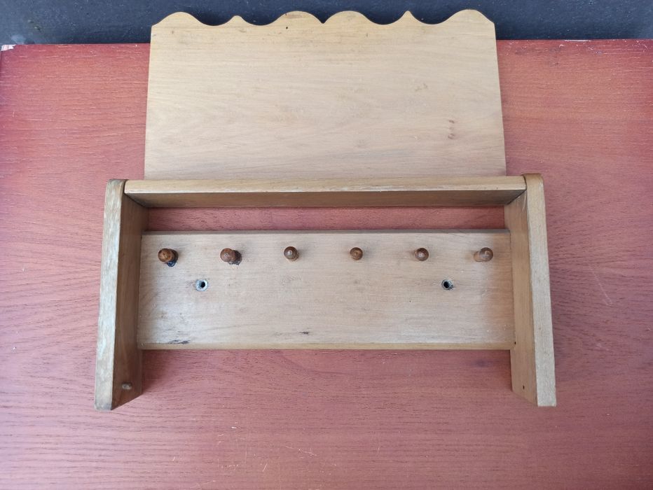 Drewniana zawieszka na klucze z motywem ludowym