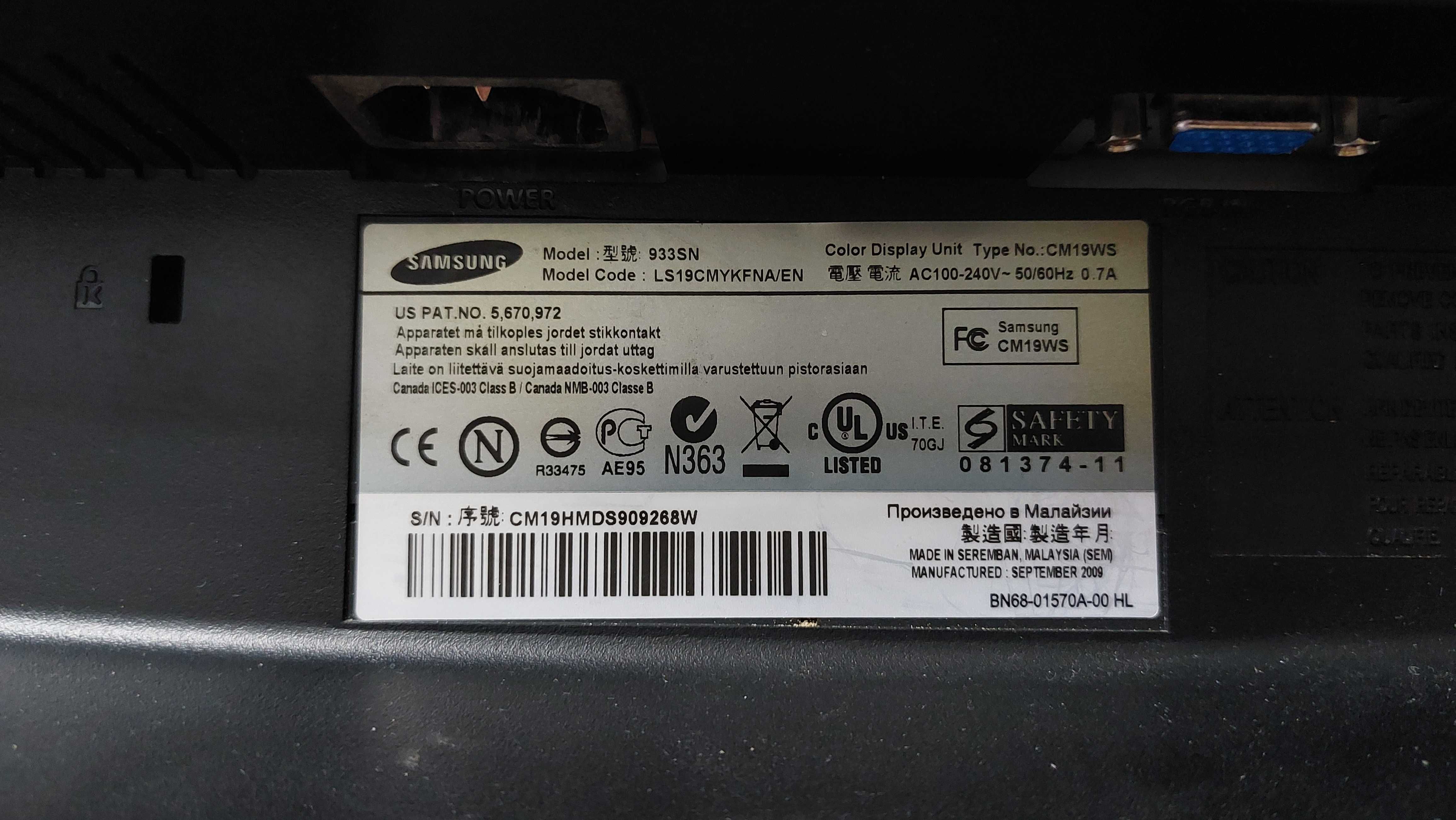Monitor Samsung SyncMaster 933SN z kablami