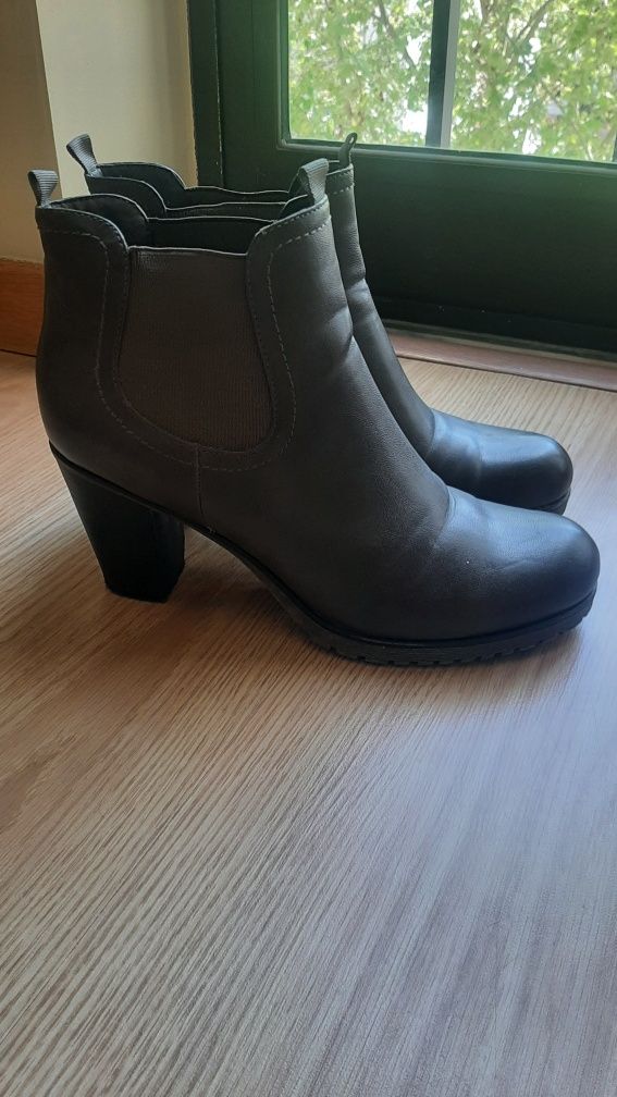 Botas cinza bom estado