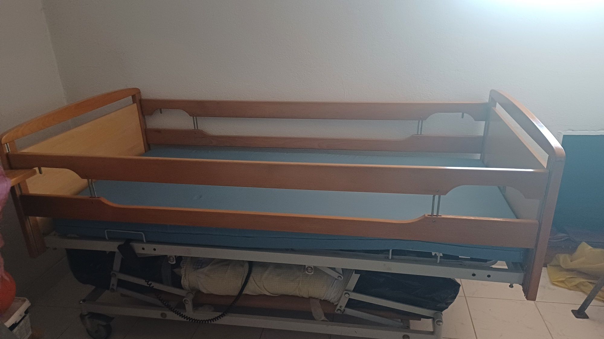 Cama hospitalar com motor eléctrico