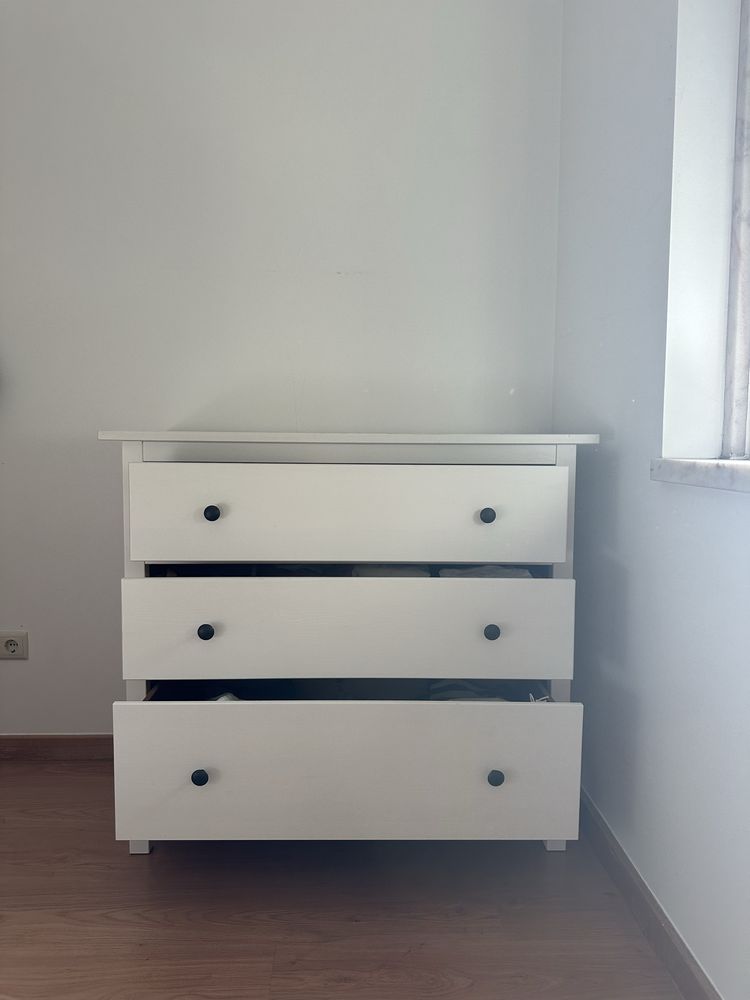 Cómoda HEMNES Ikea