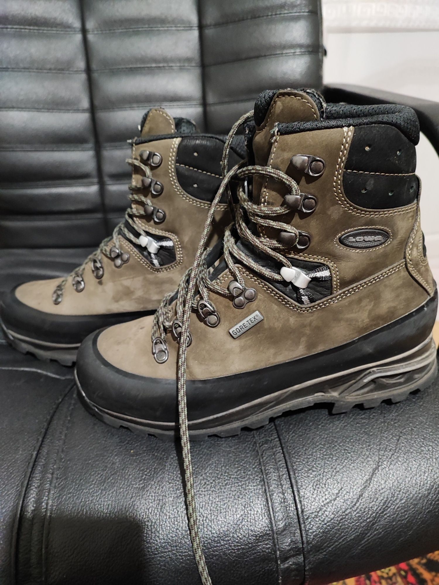 Продам черевики Lowa Tibet PRO GTX