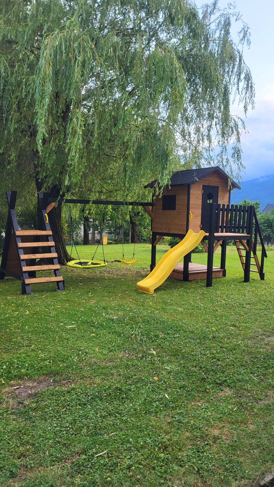 Plac zabaw  piaskownica zjeżdżalnia domek dla dzieci huśtawka Czarny