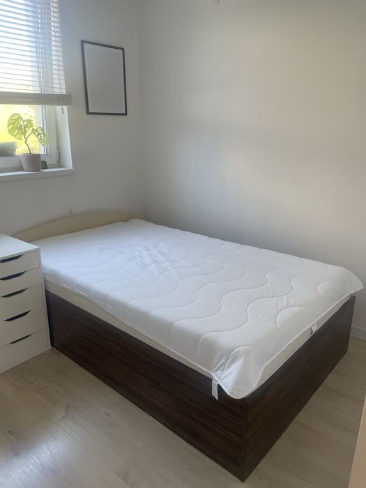 Łóżko 140 z pojemnikiem ma posciel