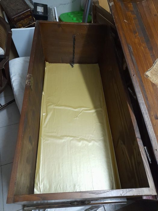 Vendo arca em madeira maciça