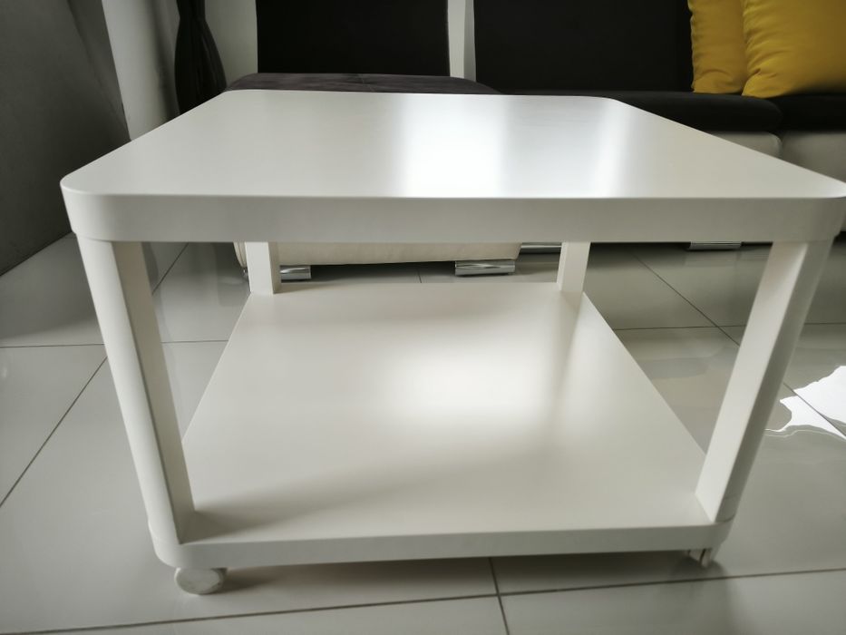TINGBY stolik na kółkach IKEA o wymiarach 64x64
Stolik na kółkach, bia