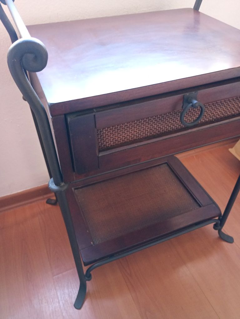 Mesa de cabeceira de ferro e madeira