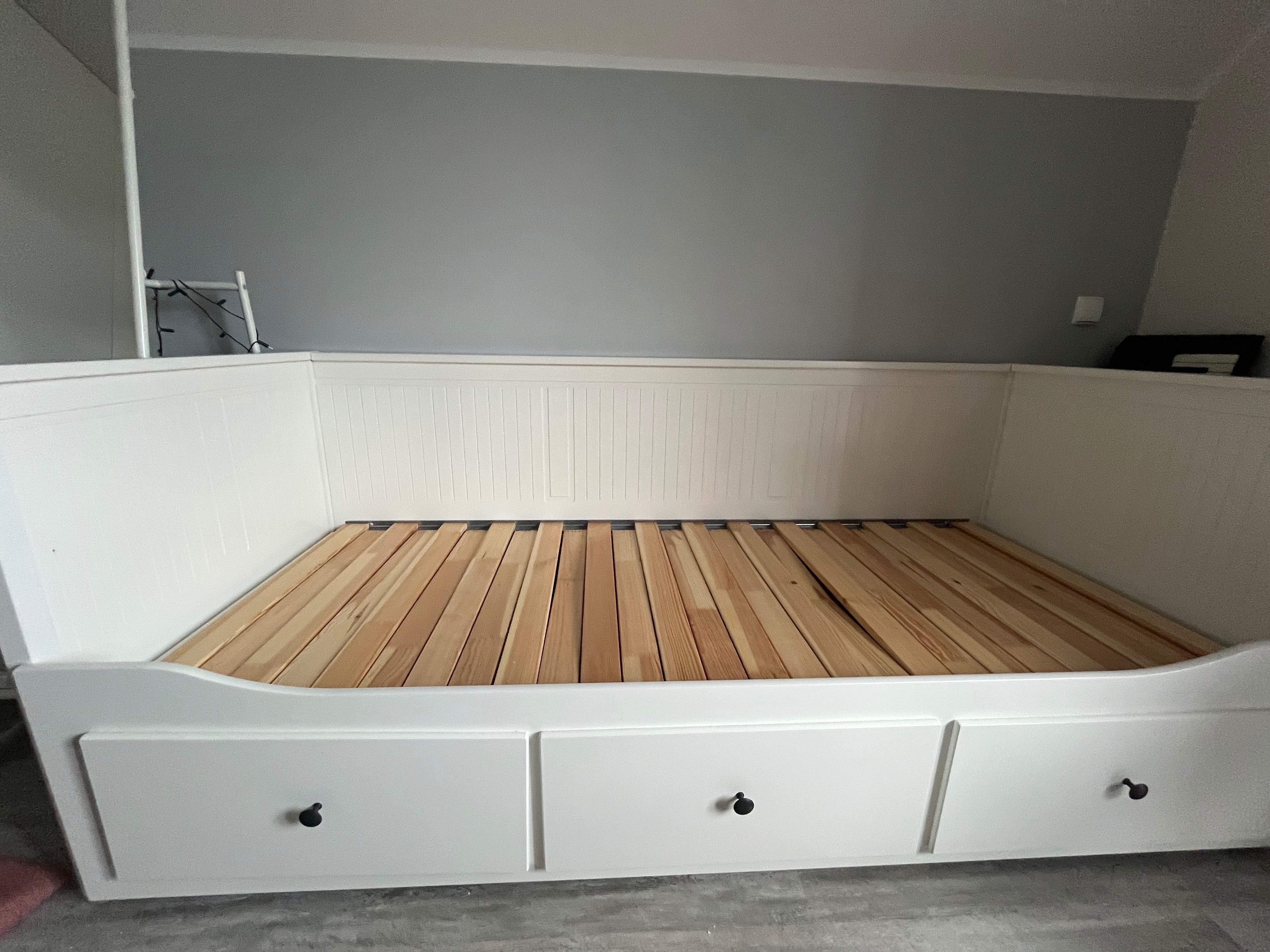 Białe łóżko z materacami Hemnes Ikea