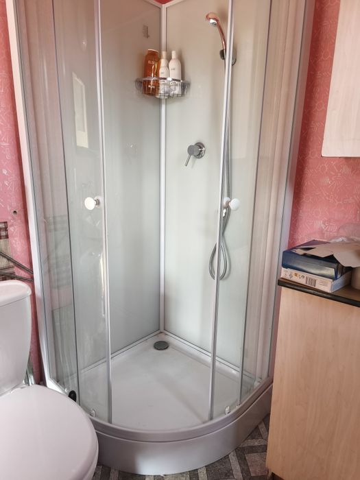 Kabina prysznicowa wolnostojąca z baterią