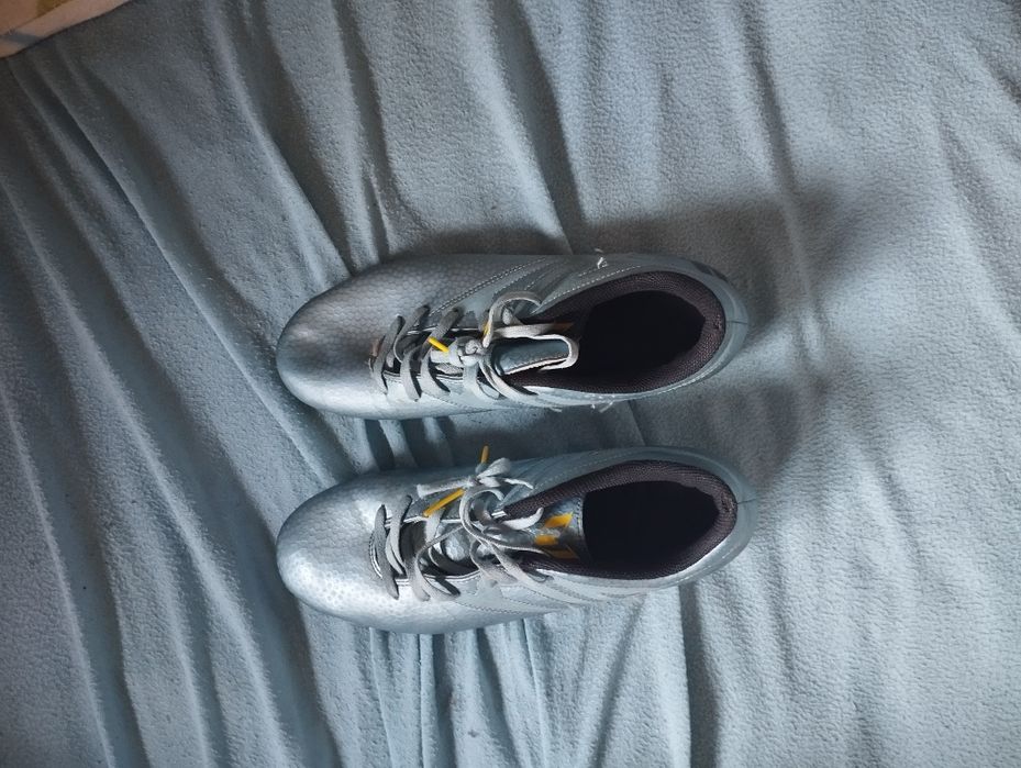 Pack de Equipamento de Futebol (Chuteiras, Luvas e Caneleiras)