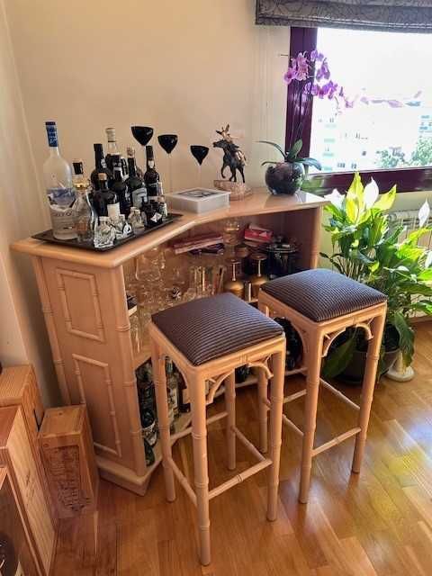 Sala de Jantar - 2 Aparadores, 6 Cadeiras, 1 Bar c/ 2 bancos