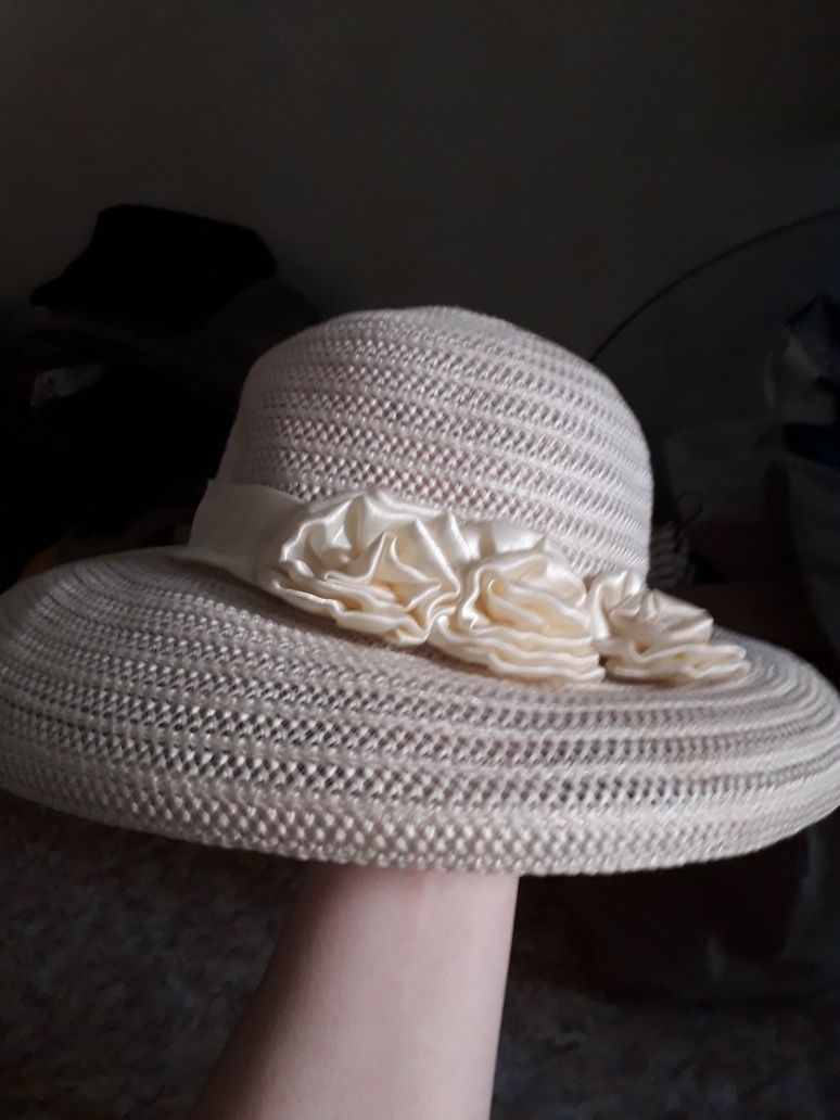 Шляпа- канотье соломенная с полями.