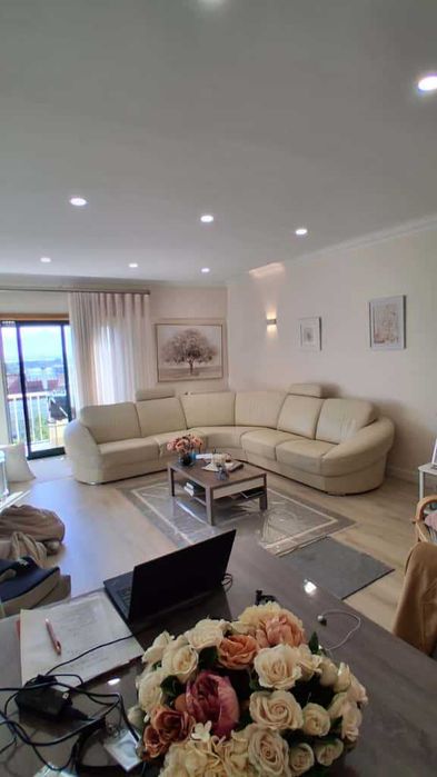 Sofá em pele,  muito charme e requinte, ótimo estado de conservação.