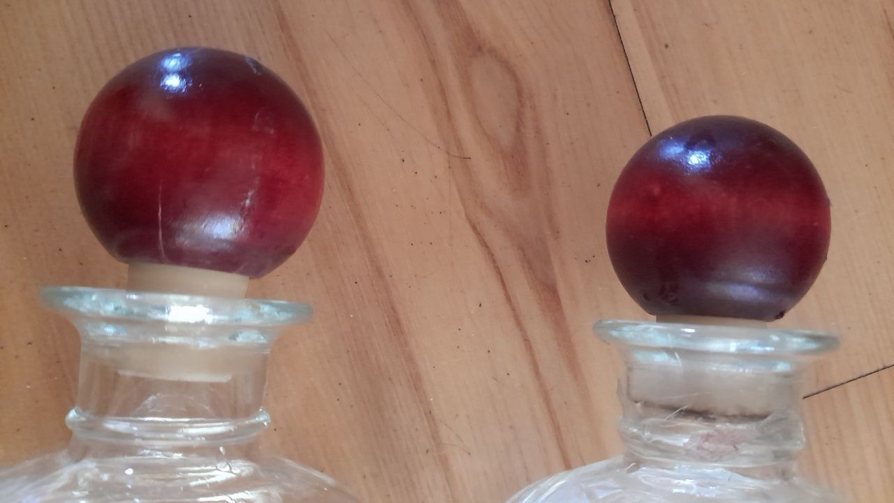2 butelki ozdobne-karafki poj. 0,75 L