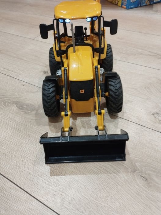 Traktor koparka na pilota