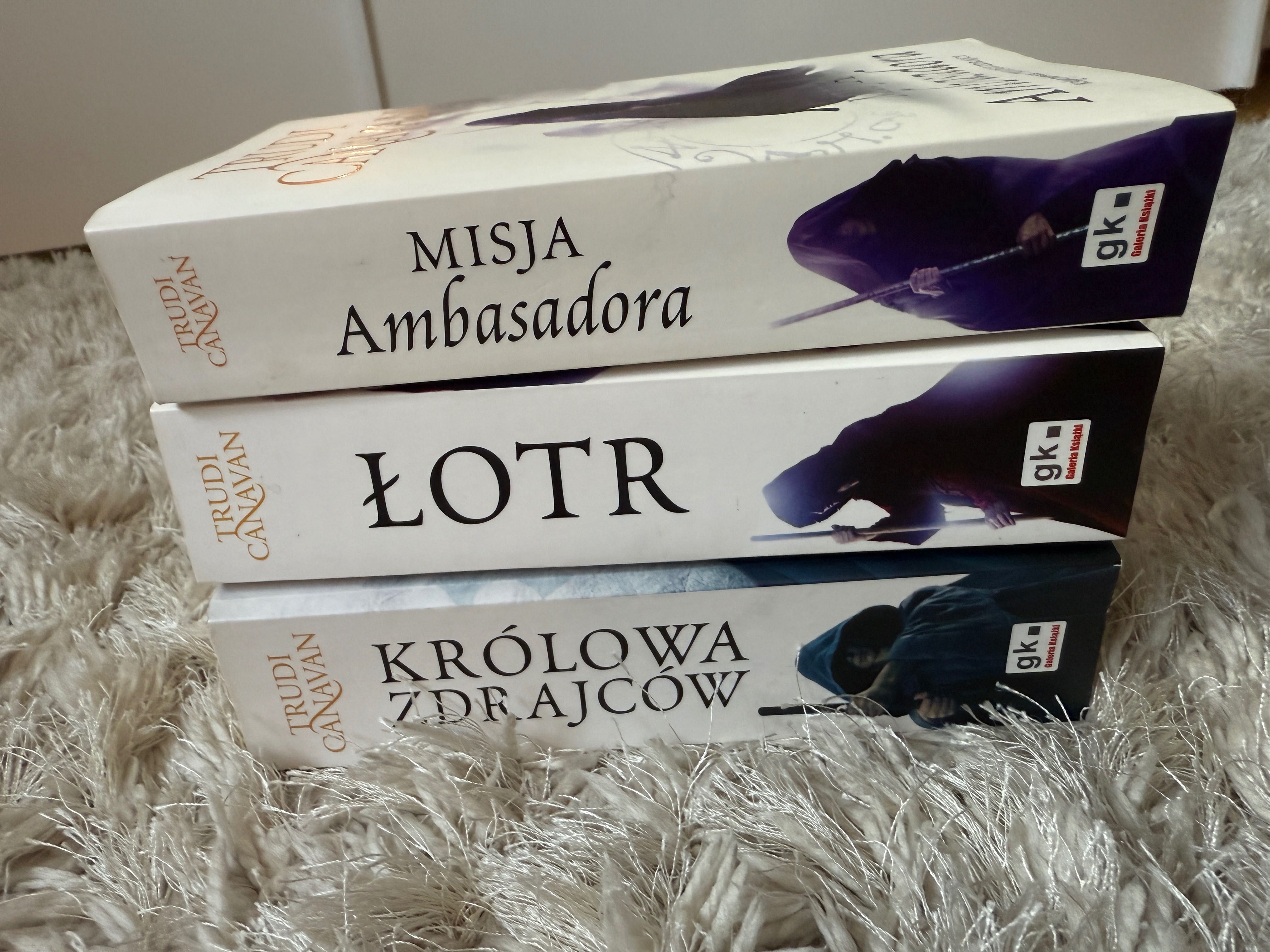 Trudi Canavan trylogia zdrajcy Misja ambasadora Łotr Królowa zdrajców