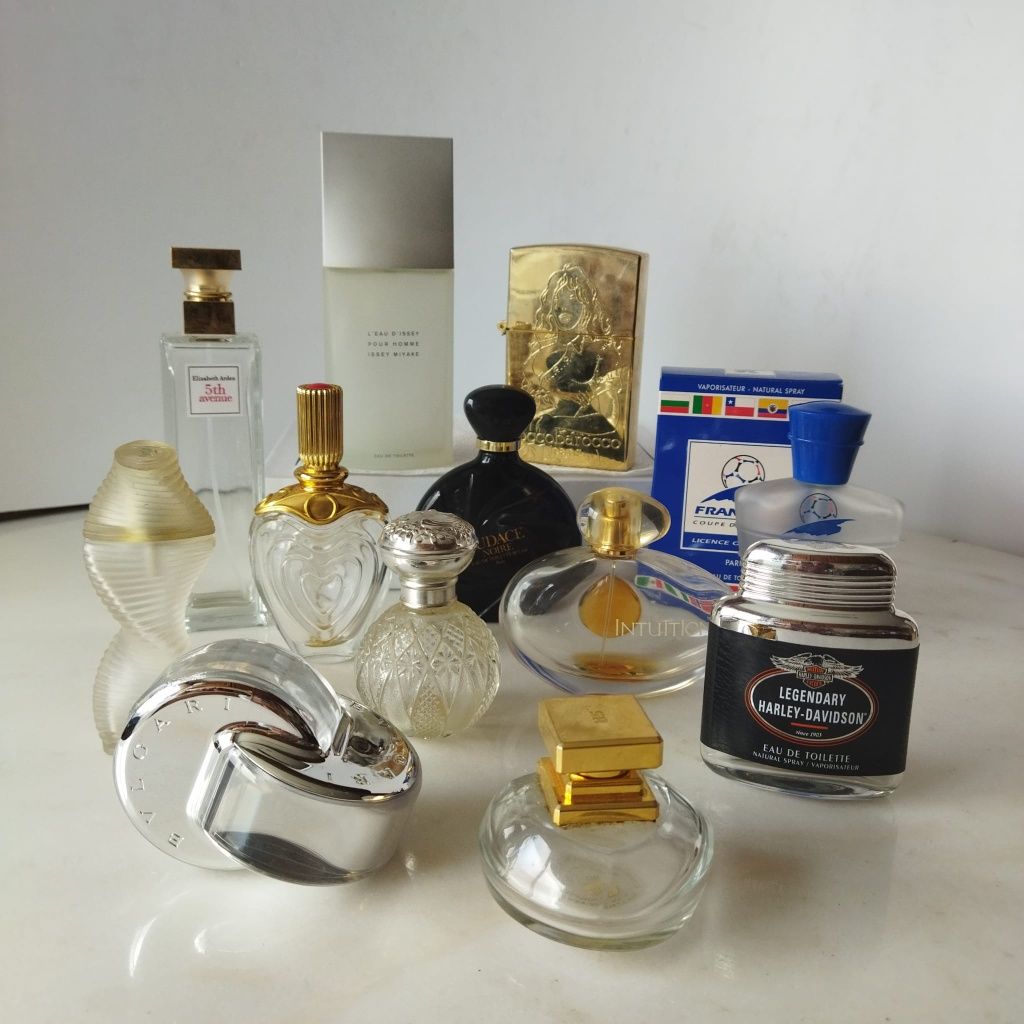 Lote de 12 frascos (vazios) de perfume, de coleção.