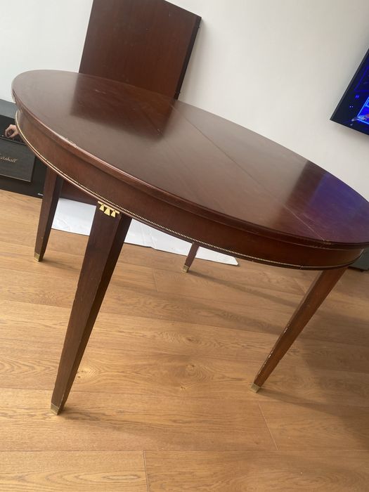 Stary dębowy stół rozkładany z ozdobami z mosiadzu