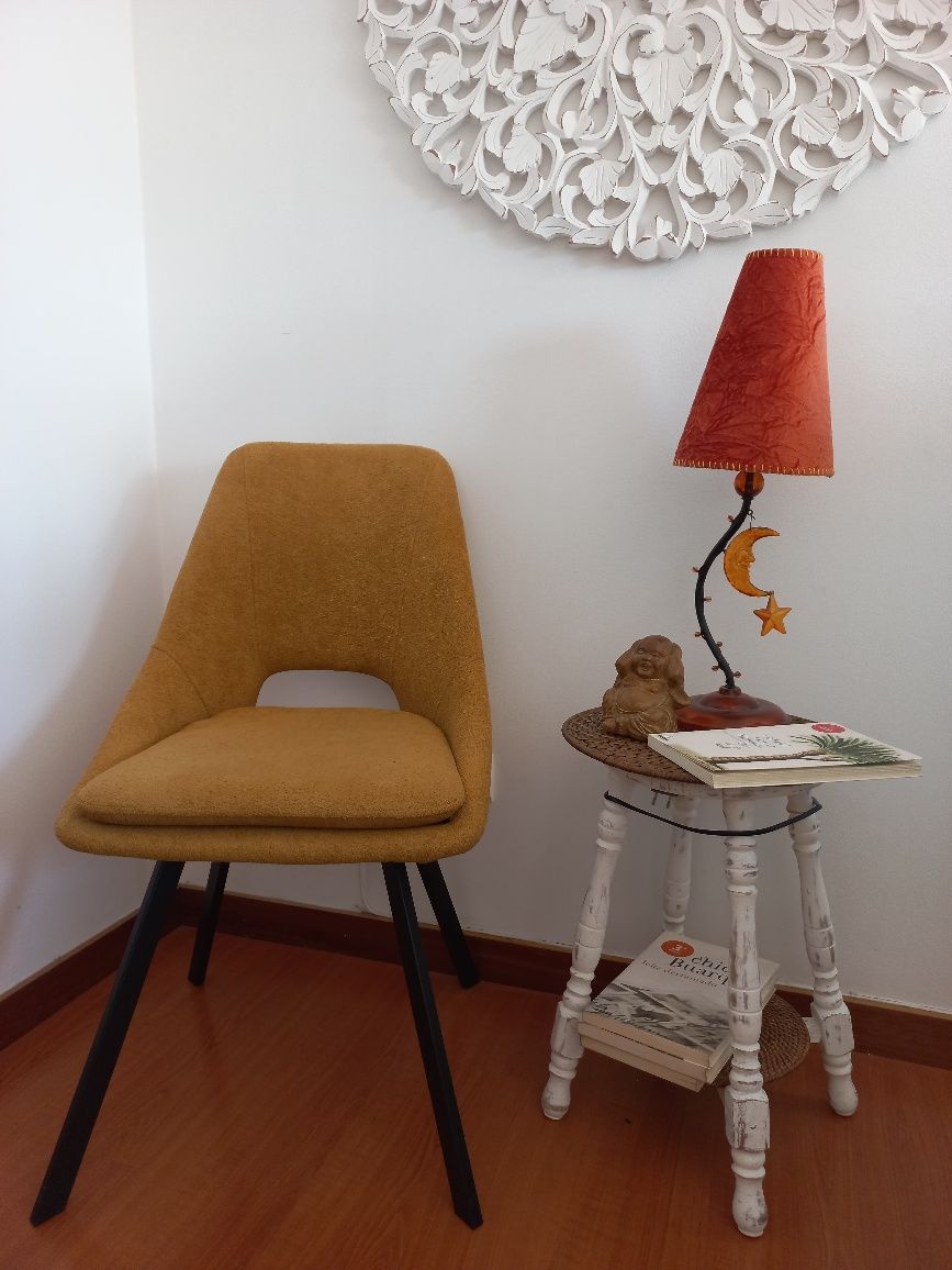 Pequena mesa de apoio restaurada