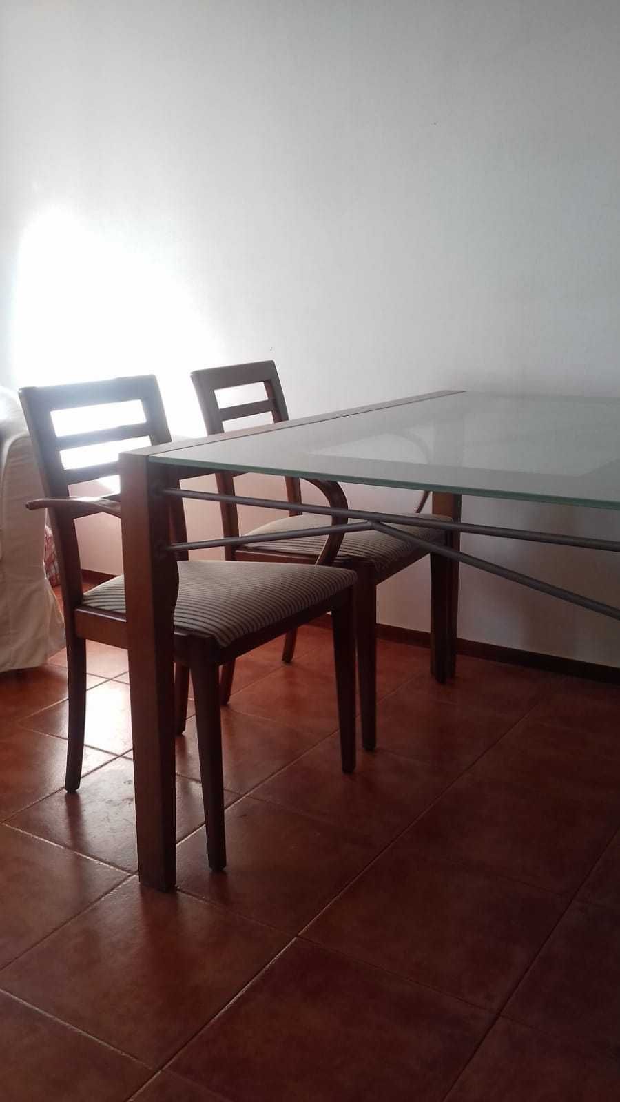 Mesa de Vidro extensível ofereço as 4 cadeiras