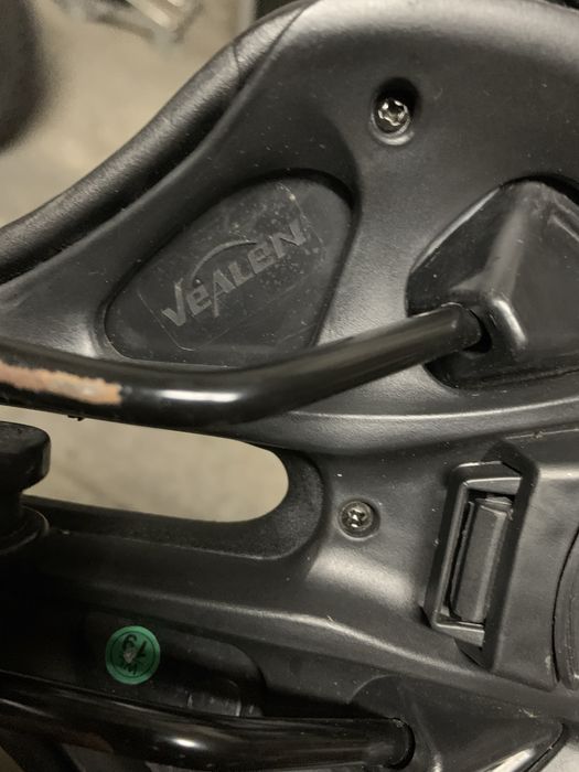 Banco VeAlen bastante confortável e almofadado, com espigão OnOff