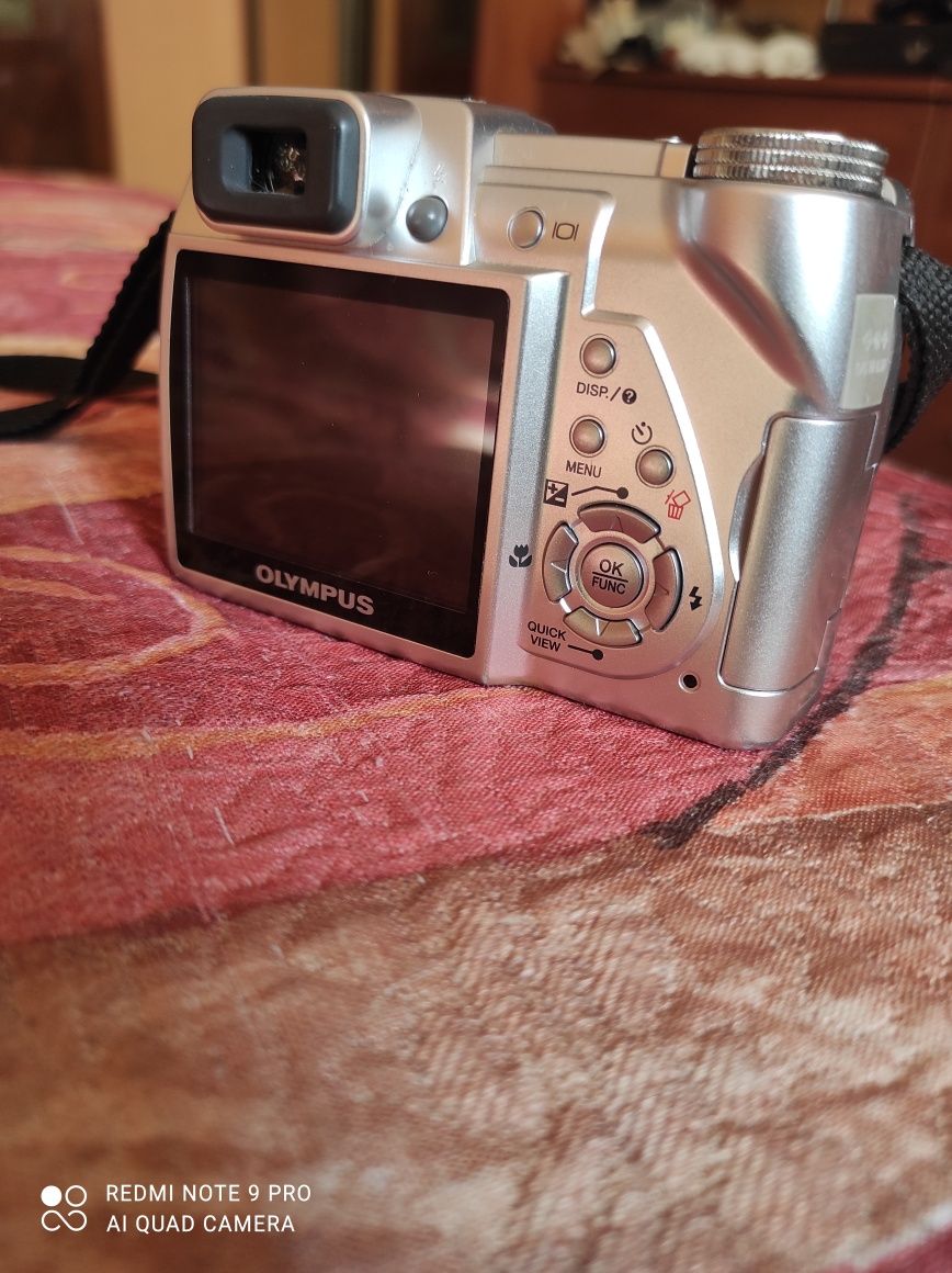 Фотоаппарат Olympus SP-510 UZ с фирменным кожаным чехлом.