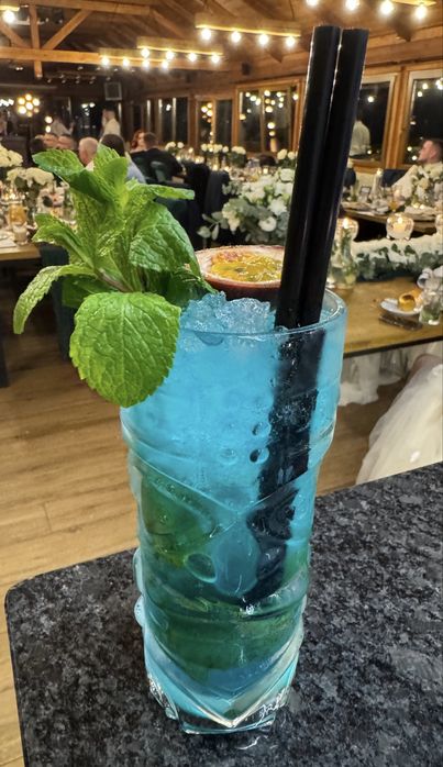 Barman na wesele cheers cocktail bar