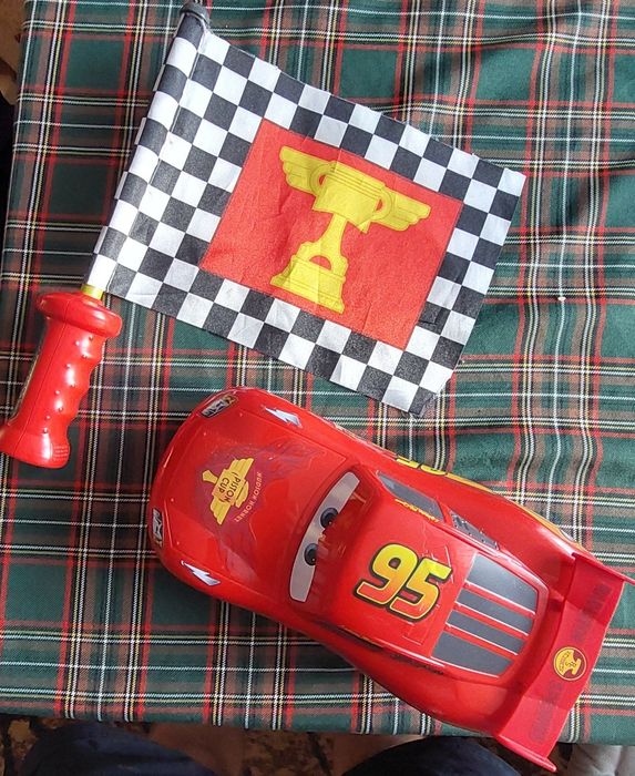 Zygzak McQueen tańczący sterowany flagą