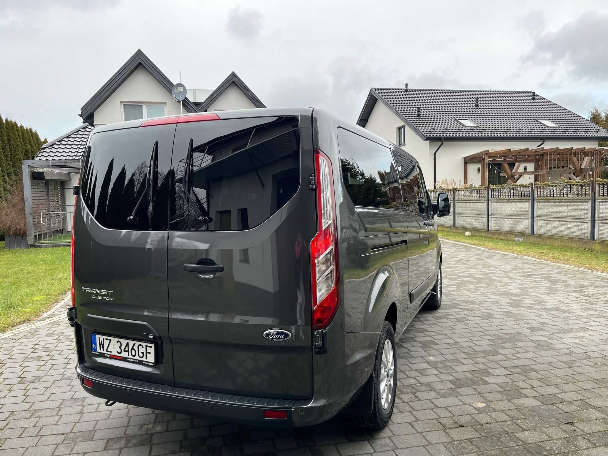 Wynajem nowych i komfortowych busów 8-osobowych: FORD Transit Custom