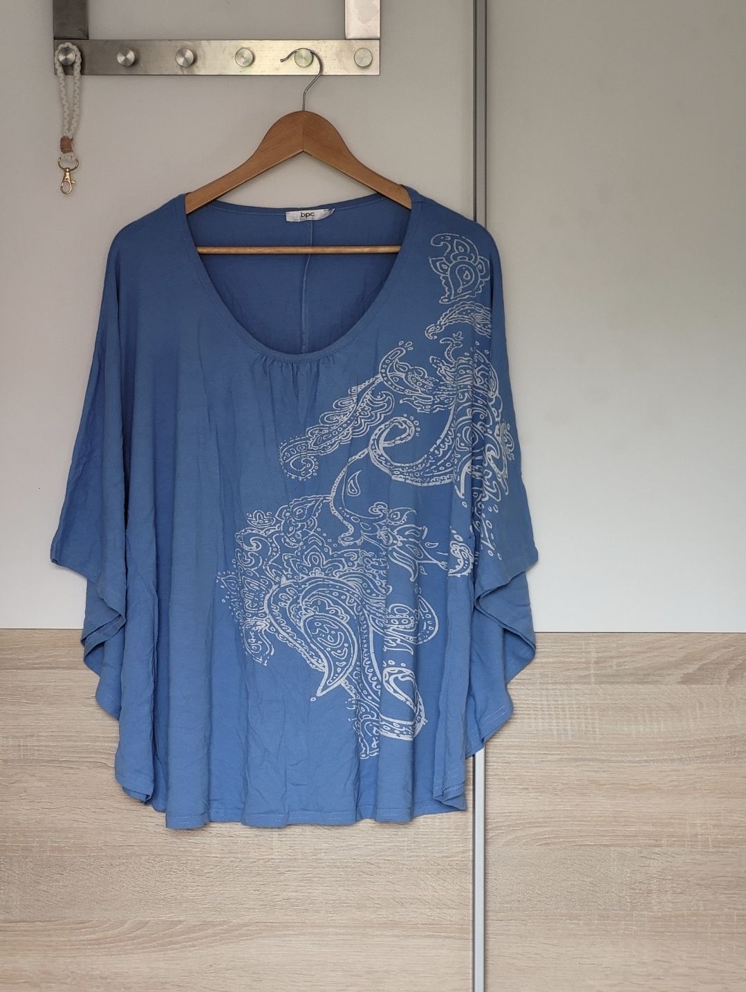 Luźna bluzka B.P.C w stylu boho 44/46 – niebieska z ozdobnym wzorem