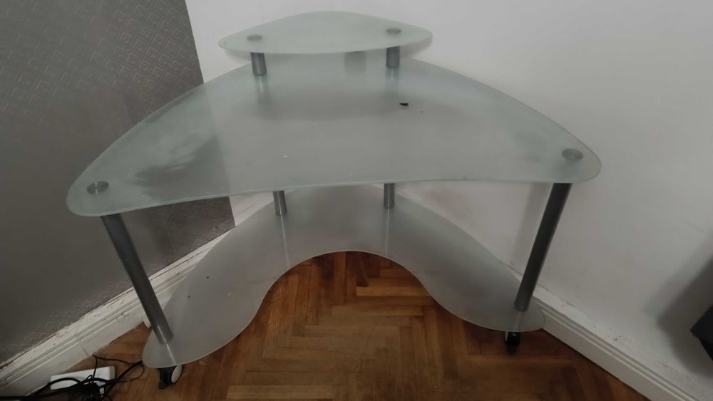 Biurko szklane na kółkach