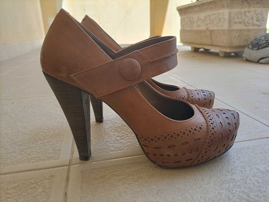 Sapatos de salto alto